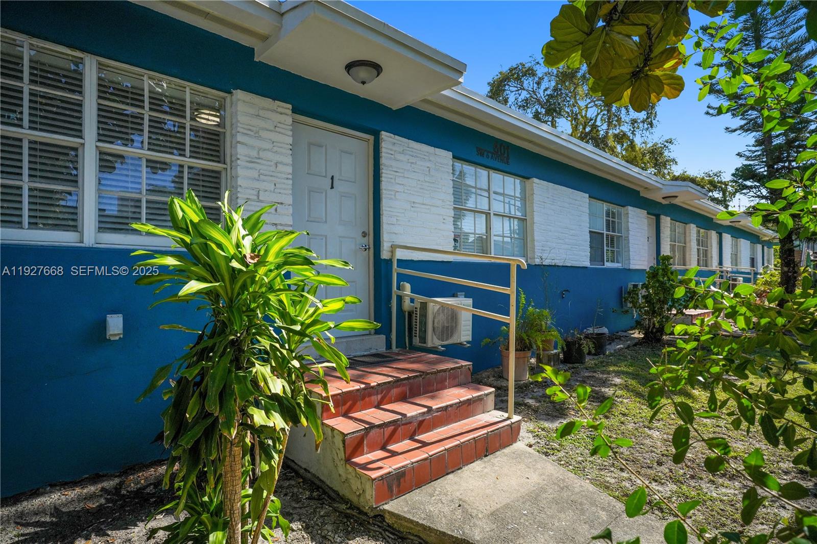 See details / 2496 sq. ft. $ 2025-12-09 0 Photo