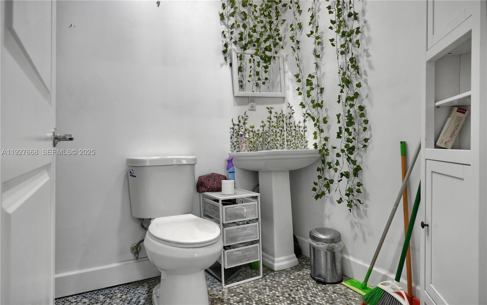 See details / 2496 sq. ft. $ 2025-12-09 0 Photo