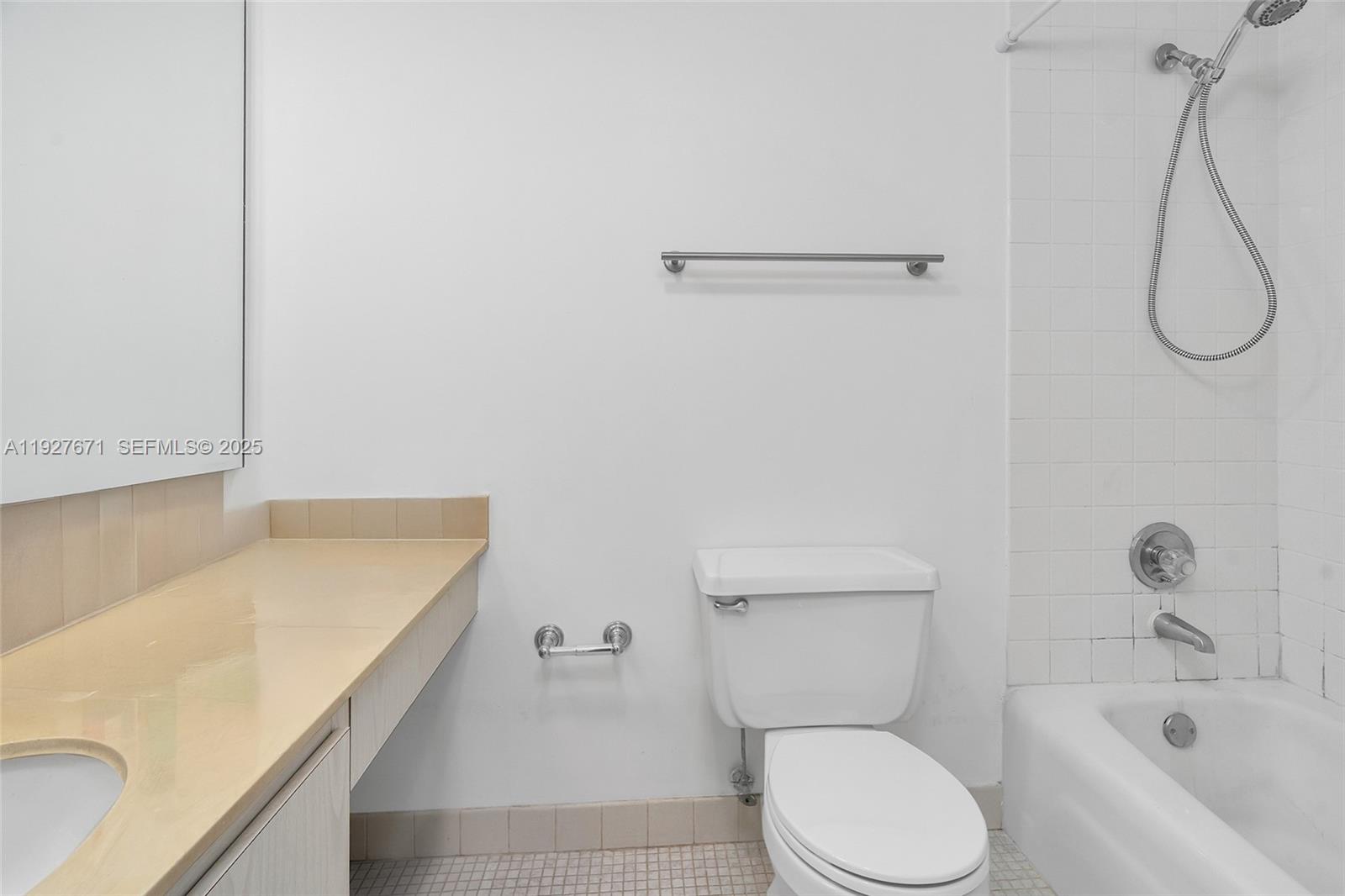 Ver detalles 2115 1 / 2 943 sq. ft. $ 2025-12-09 0 foto