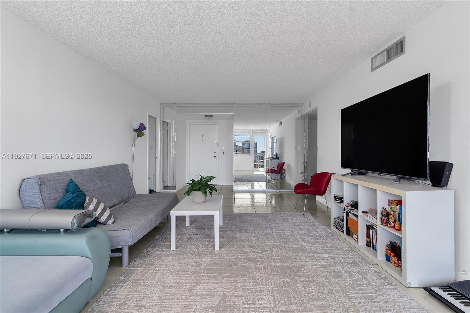 Ver detalles 2115 1 / 2 943 sq. ft. $ 2025-12-09 0 foto