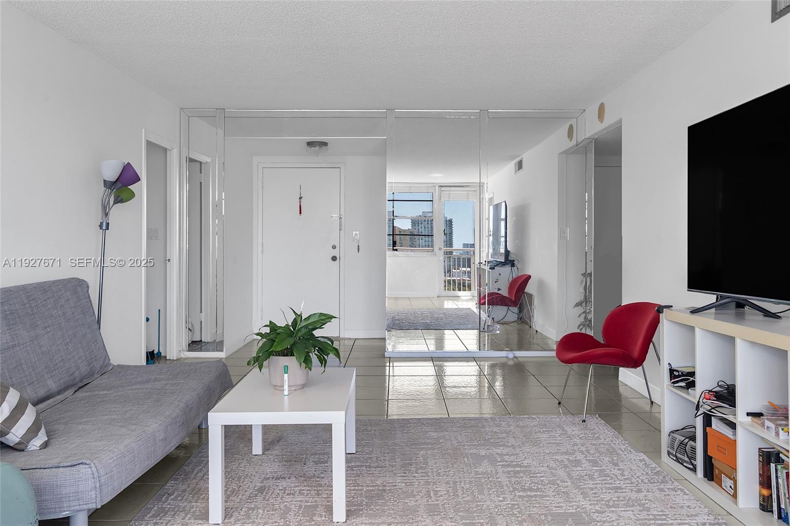 Ver detalles 2115 1 / 2 943 sq. ft. $ 2025-12-09 0 foto