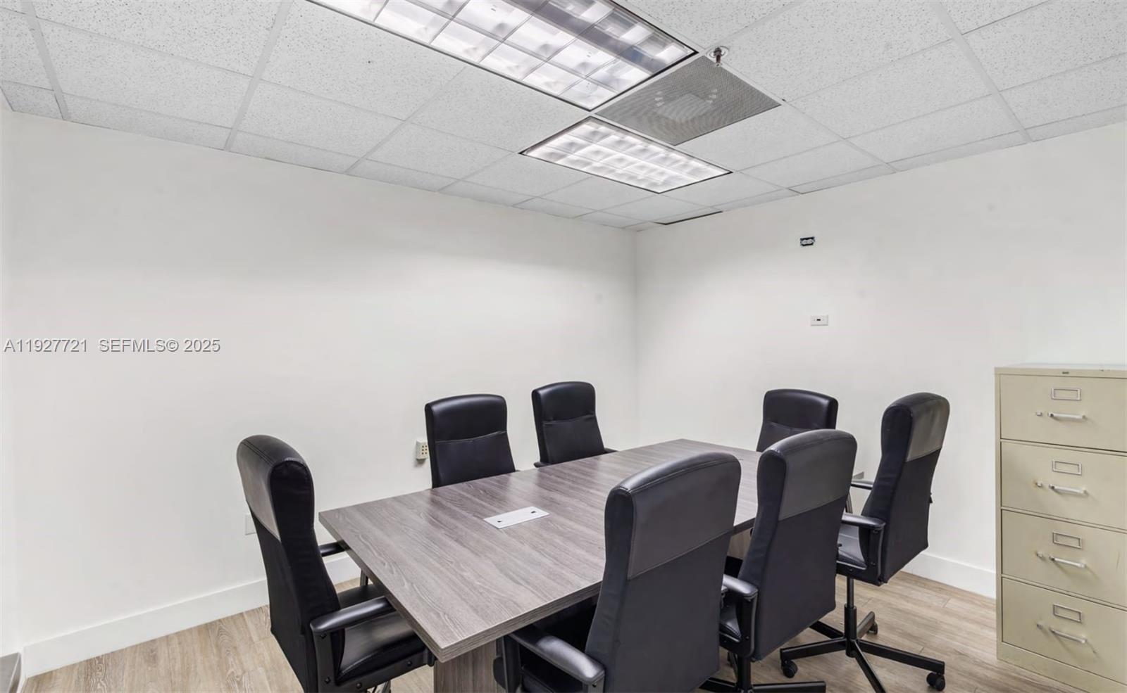 502  /   кв.футов $ 2025-12-09 0 Фото