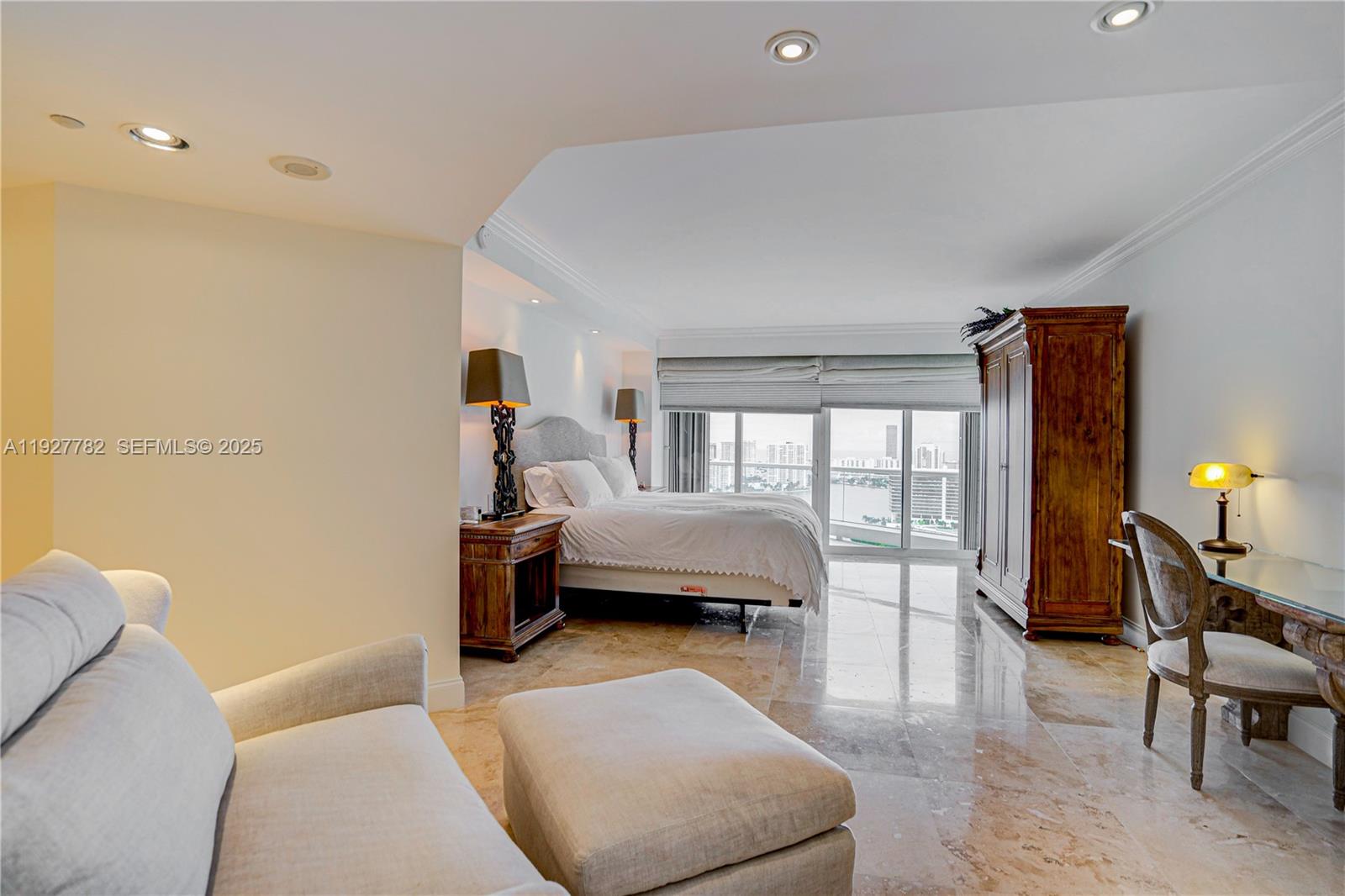 2806 3 / 4 2390 кв.футов $ 2025-12-09 0 Фото