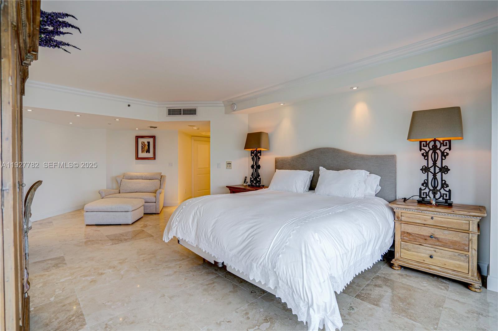 2806 3 / 4 2390 кв.футов $ 2025-12-09 0 Фото