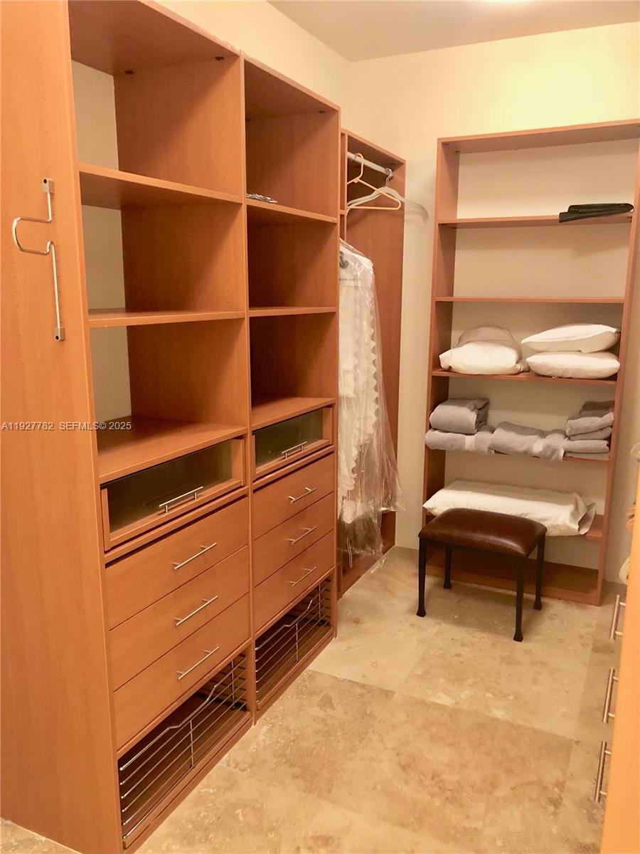 2806 3 / 4 2390 кв.футов $ 2025-12-09 0 Фото