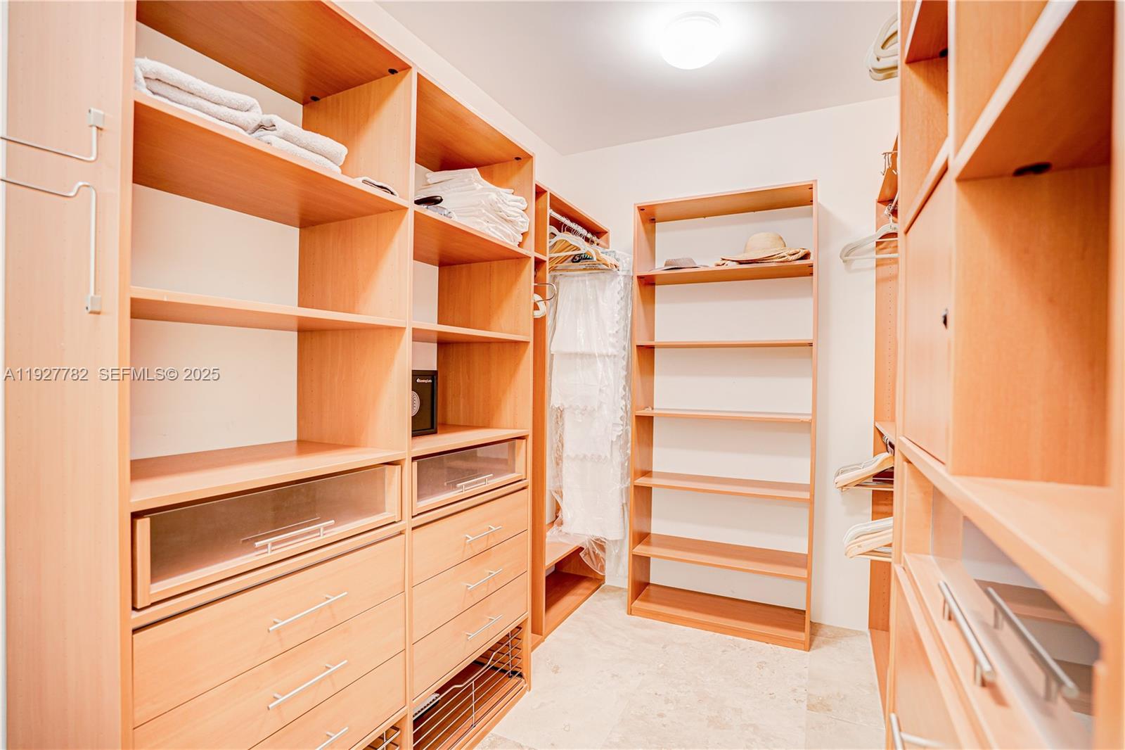 2806 3 / 4 2390 кв.футов $ 2025-12-09 0 Фото