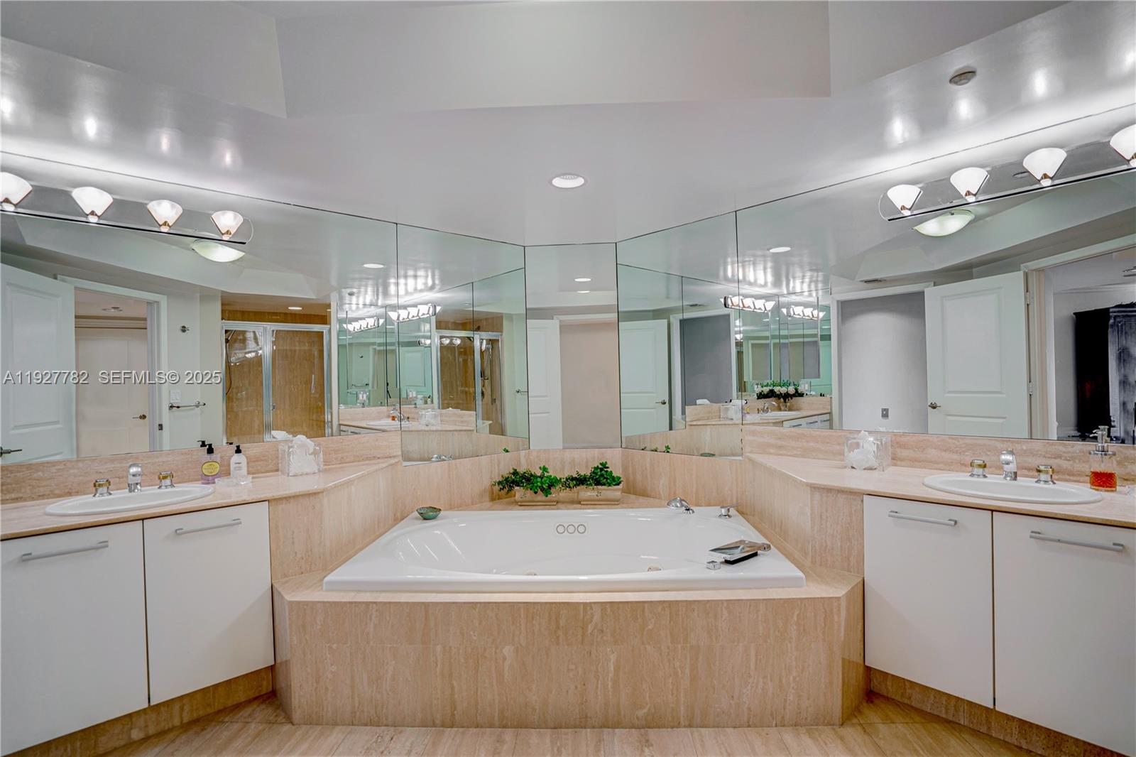 2806 3 / 4 2390 кв.футов $ 2025-12-09 0 Фото