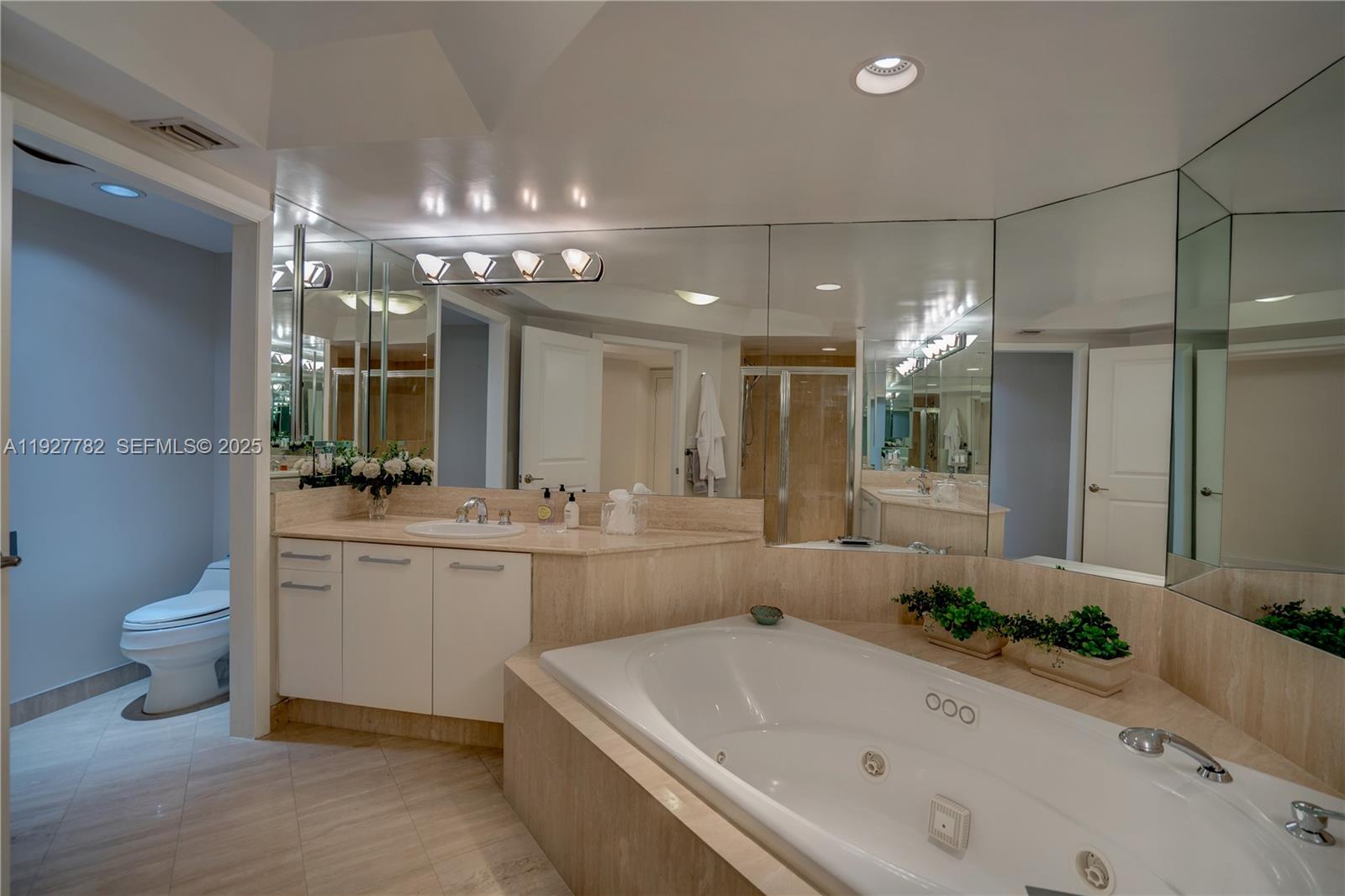 2806 3 / 4 2390 кв.футов $ 2025-12-09 0 Фото