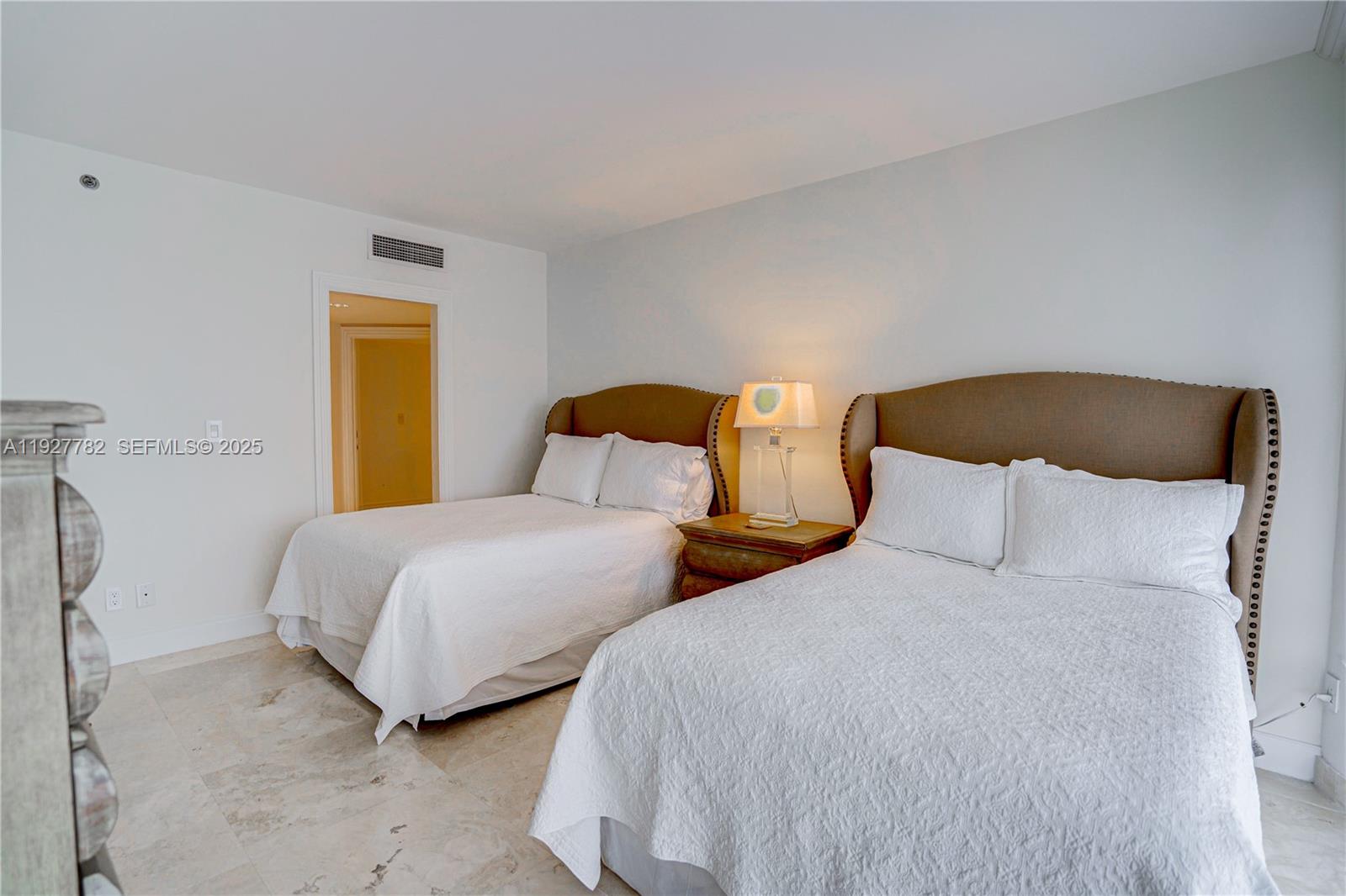 2806 3 / 4 2390 кв.футов $ 2025-12-09 0 Фото