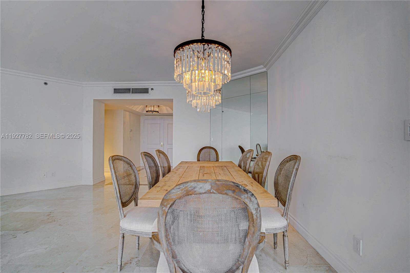 2806 3 / 4 2390 кв.футов $ 2025-12-09 0 Фото