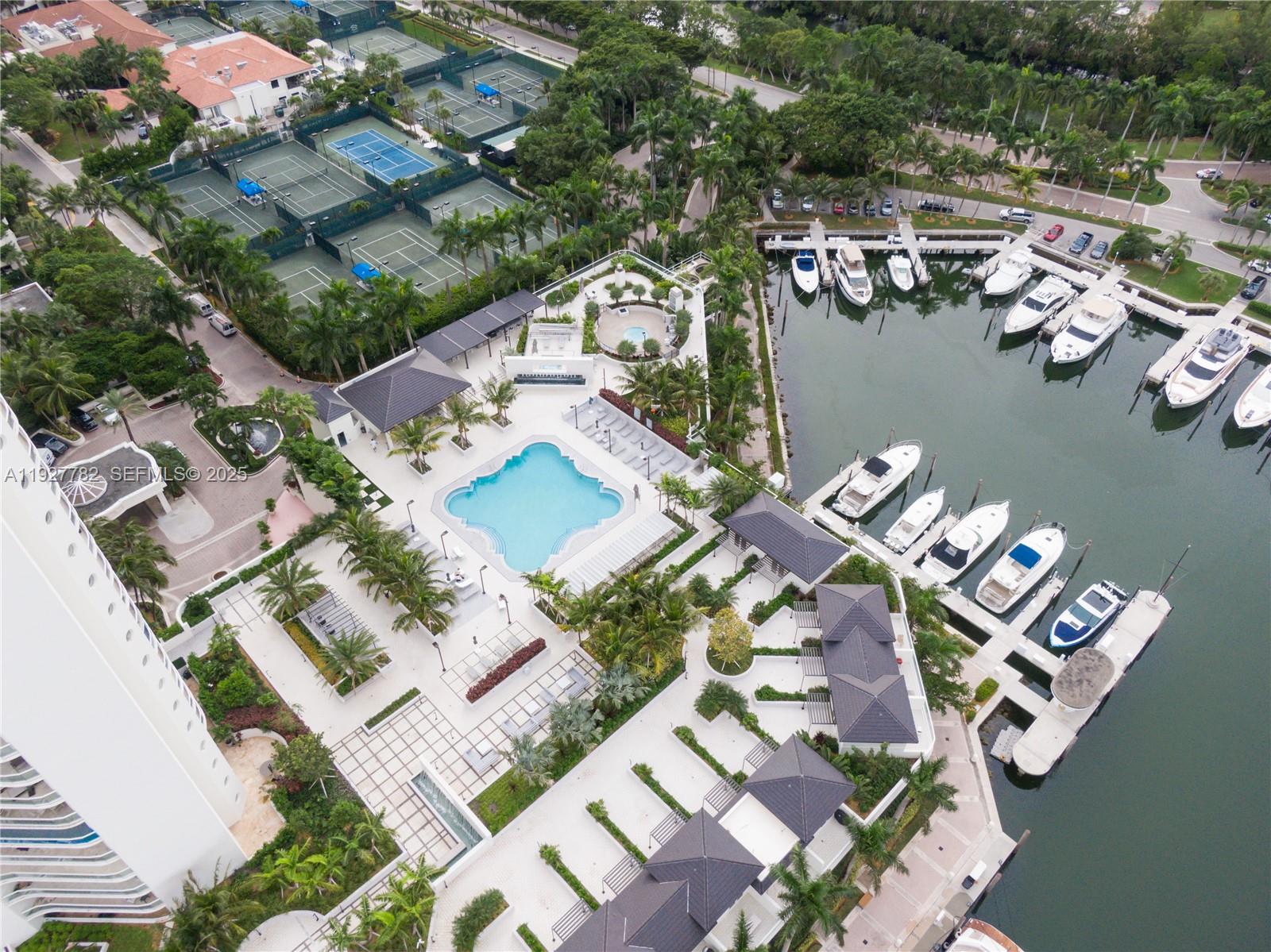 2806 3 / 4 2390 кв.футов $ 2025-12-09 0 Фото