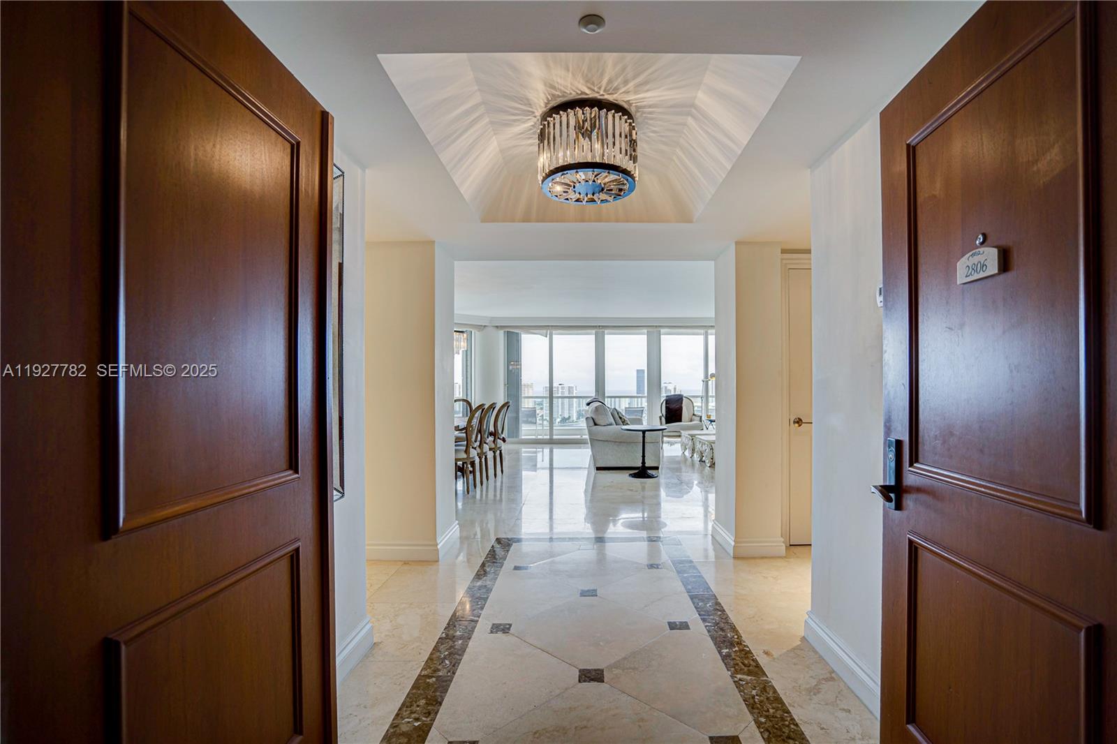 2806 3 / 4 2390 кв.футов $ 2025-12-09 0 Фото