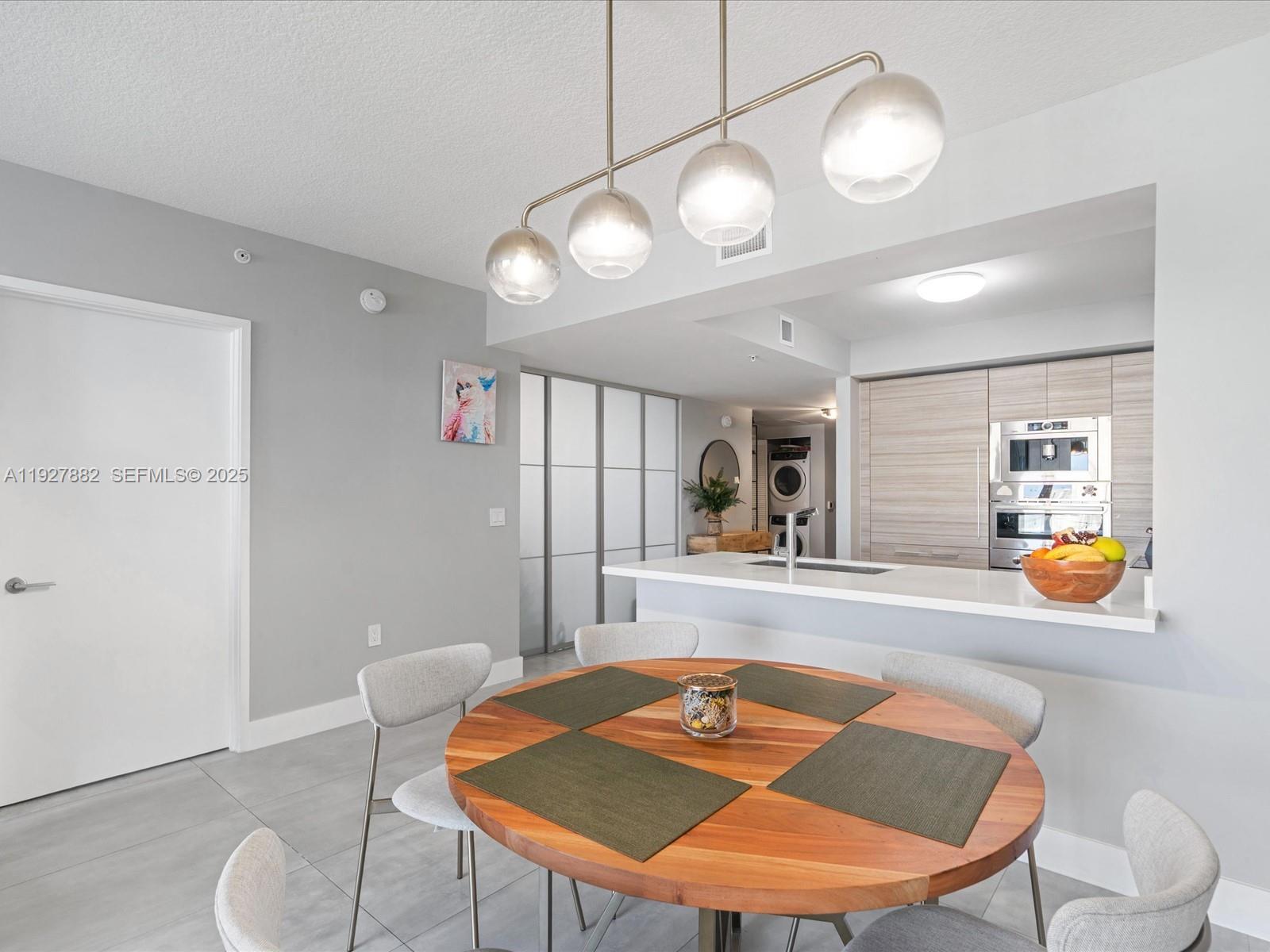 See details 4-1405 2 / 3 1541 sq. ft. $ 2025-12-09 0 Photo