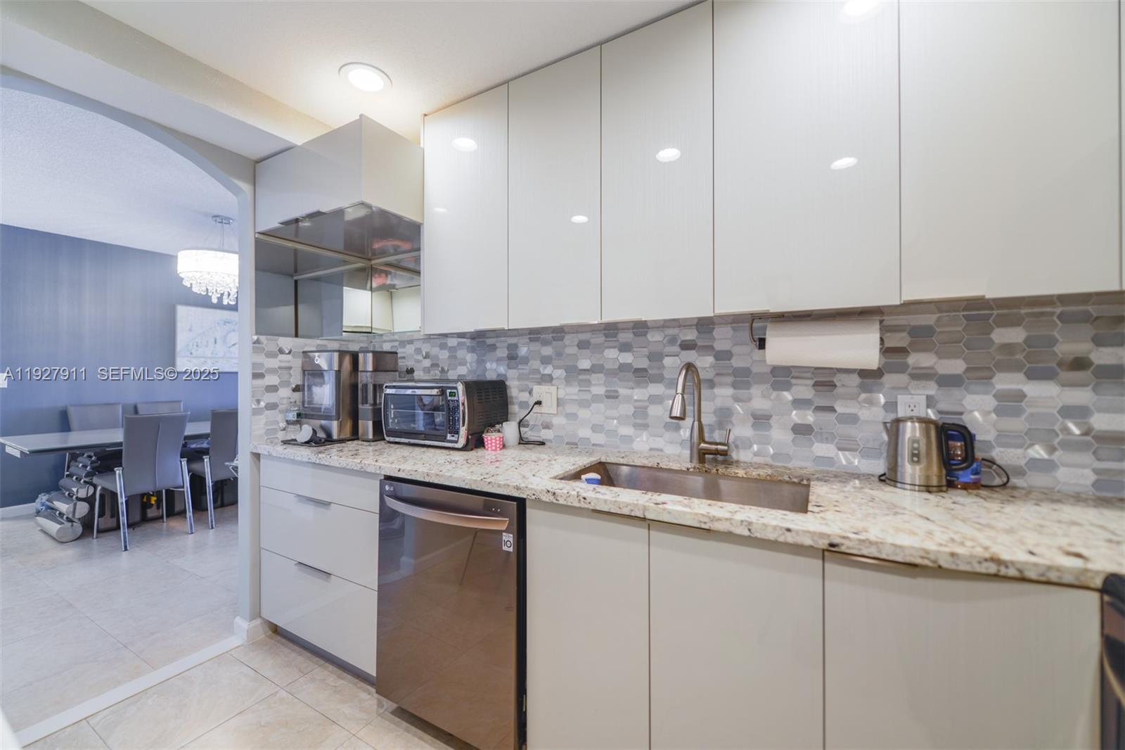 See details 20D 1 / 2 870 sq. ft. $ 2025-12-09 0 Photo