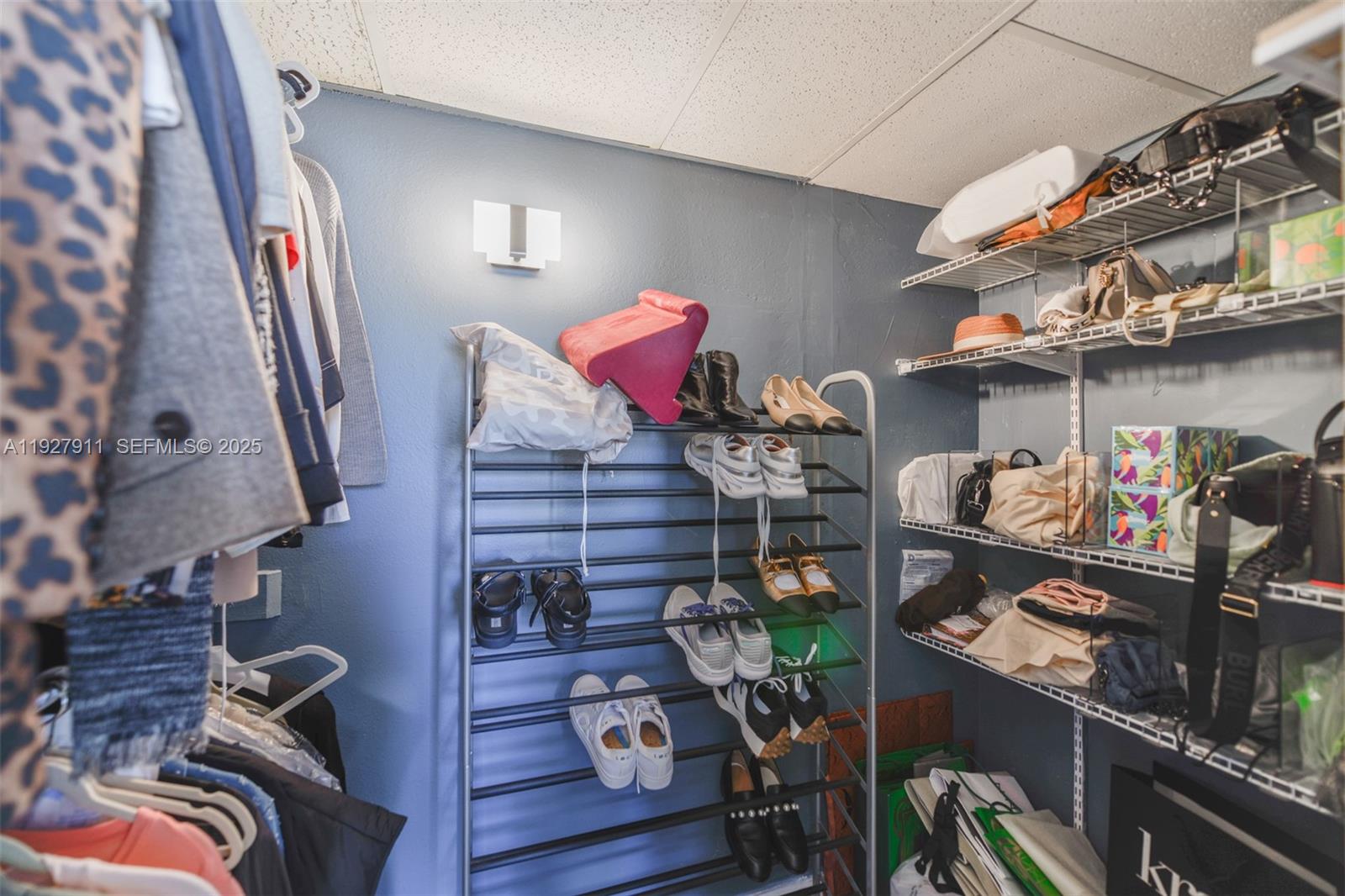 See details 20D 1 / 2 870 sq. ft. $ 2025-12-09 0 Photo