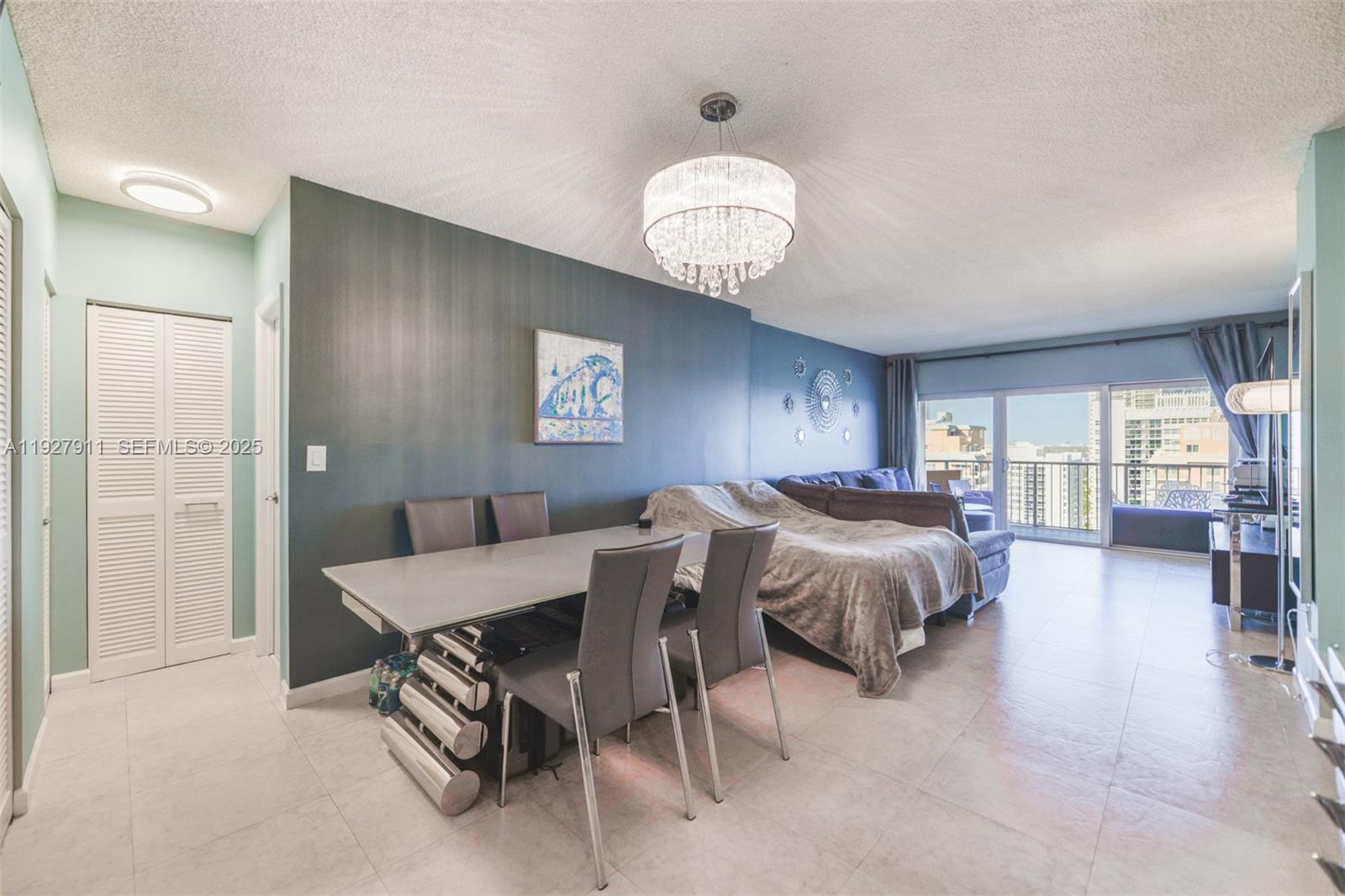 See details 20D 1 / 2 870 sq. ft. $ 2025-12-09 0 Photo