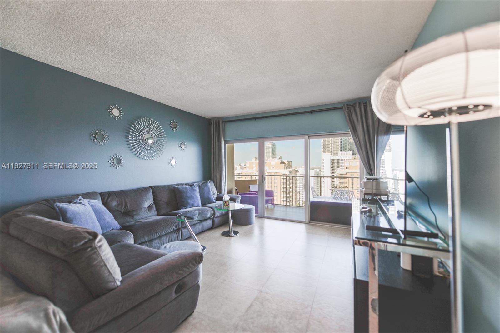 See details 20D 1 / 2 870 sq. ft. $ 2025-12-09 0 Photo