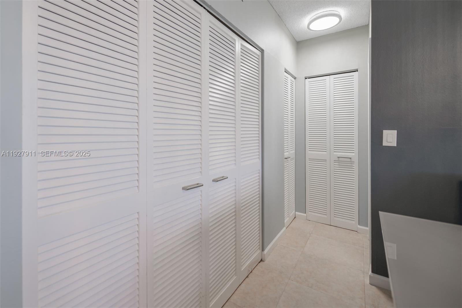 See details 20D 1 / 2 870 sq. ft. $ 2025-12-09 0 Photo