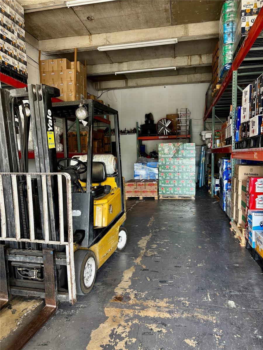   /   кв.футов $ 2025-12-09 0 Фото