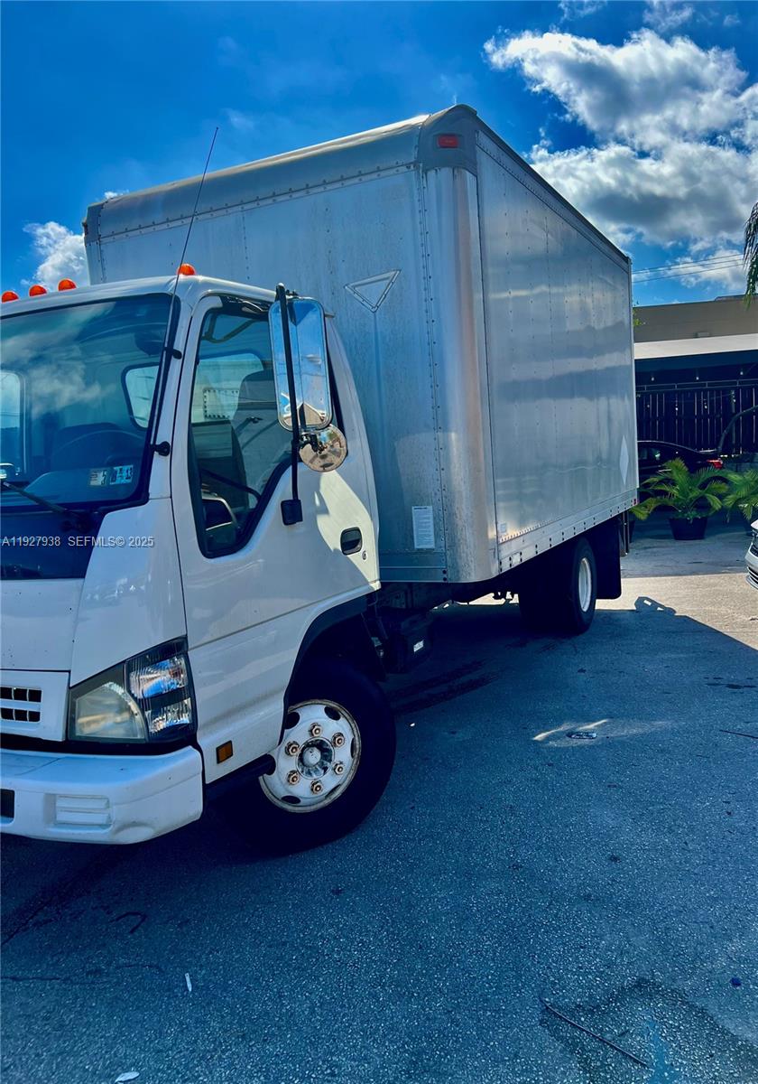   /   кв.футов $ 2025-12-09 0 Фото