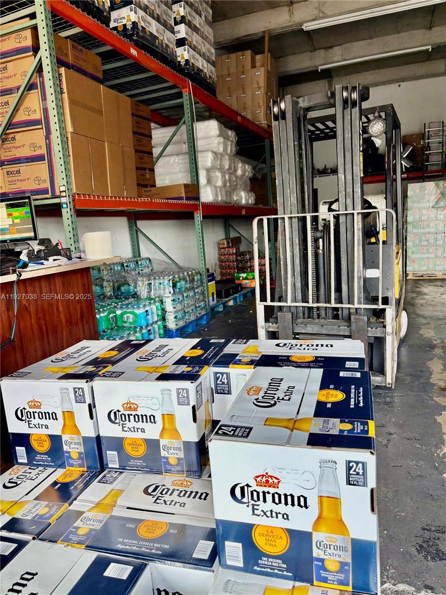   /   кв.футов $ 2025-12-09 0 Фото