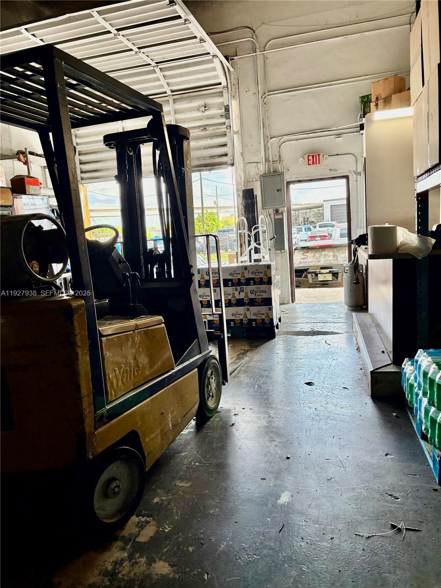   /   кв.футов $ 2025-12-09 0 Фото