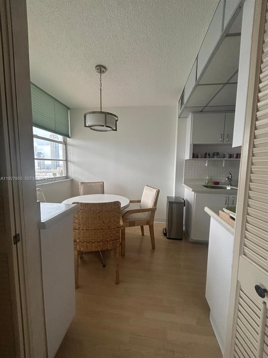 Подробнее 1820 2 / 2 1275 кв.футов $ 2025-12-09 0 Фото