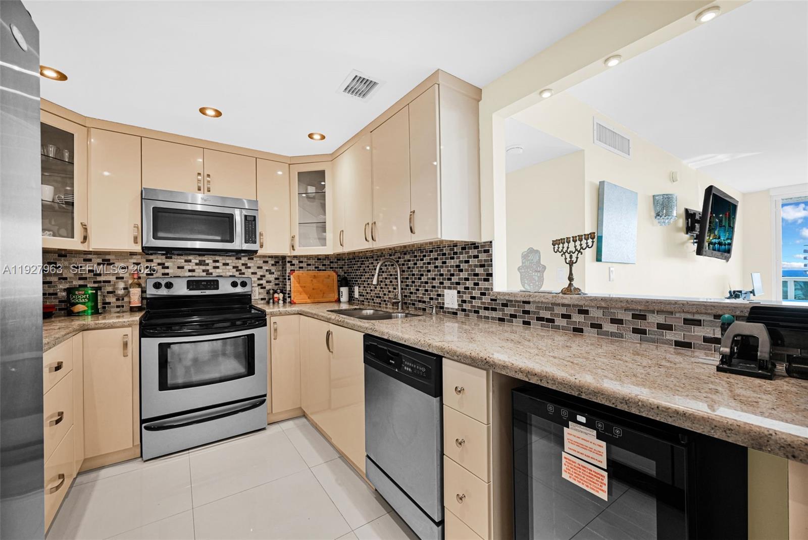 606 2 / 2 1521 sq. ft. $ 2025-12-11 0 Photo