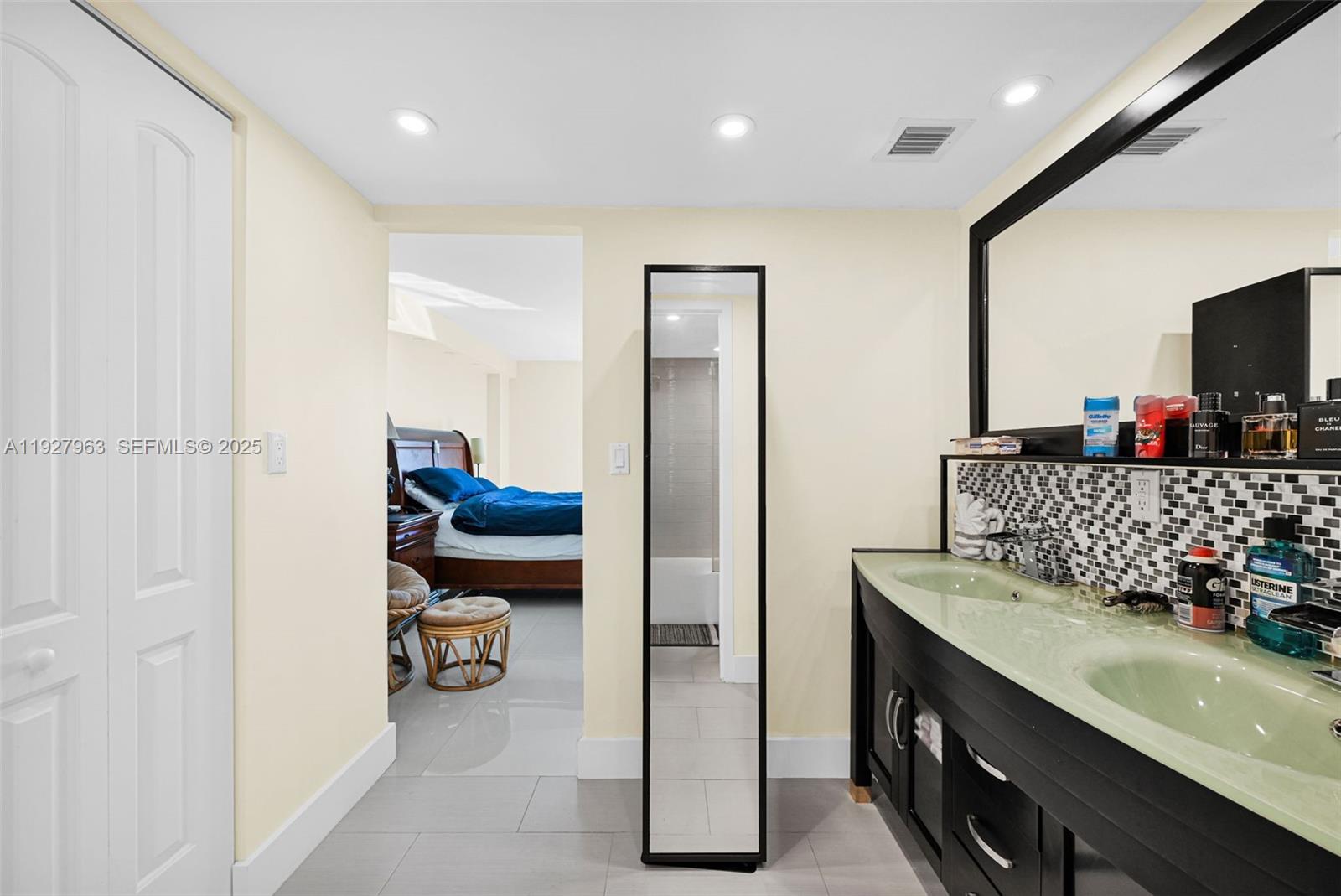 606 2 / 2 1521 sq. ft. $ 2025-12-11 0 Photo