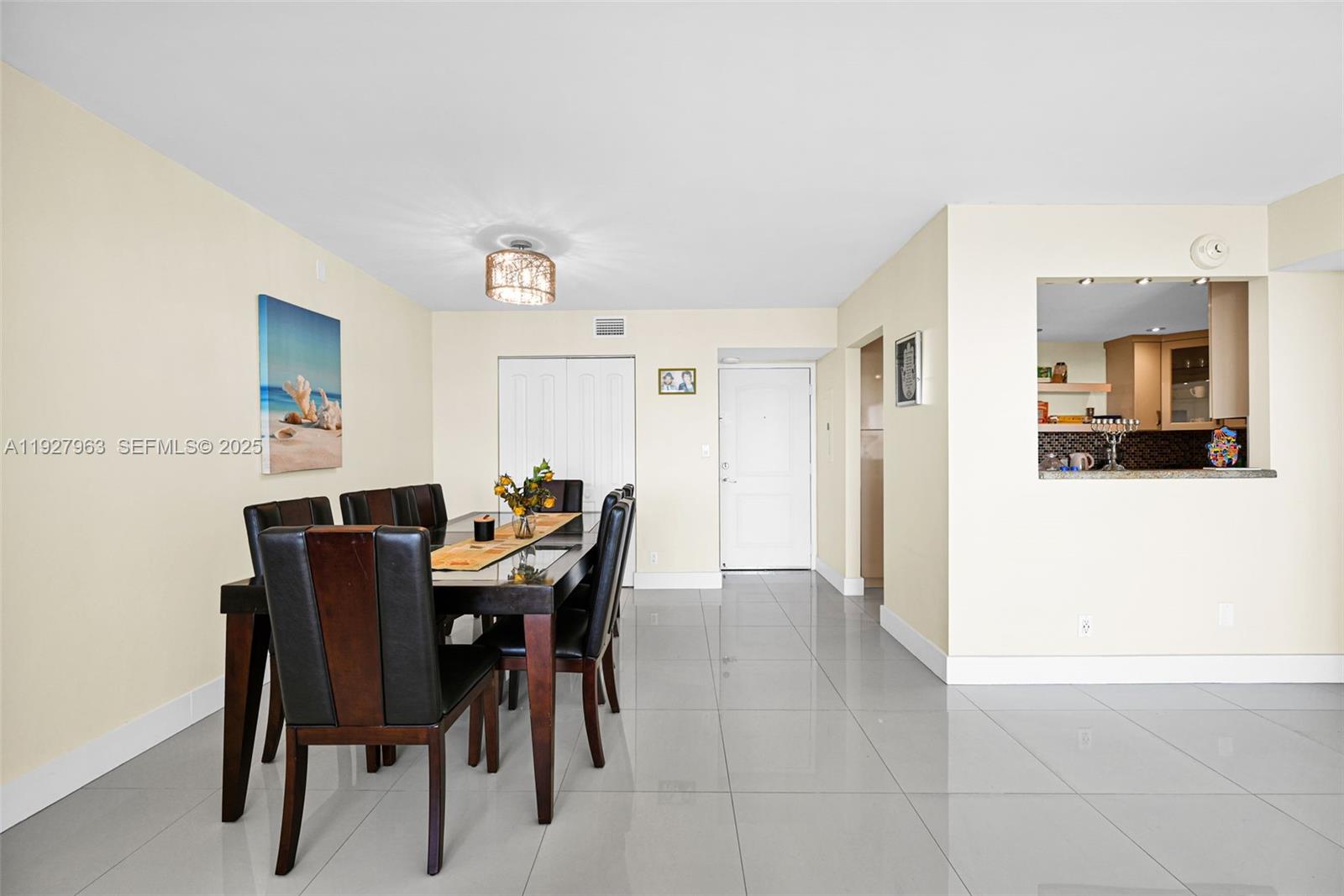 606 2 / 2 1521 sq. ft. $ 2025-12-11 0 Photo