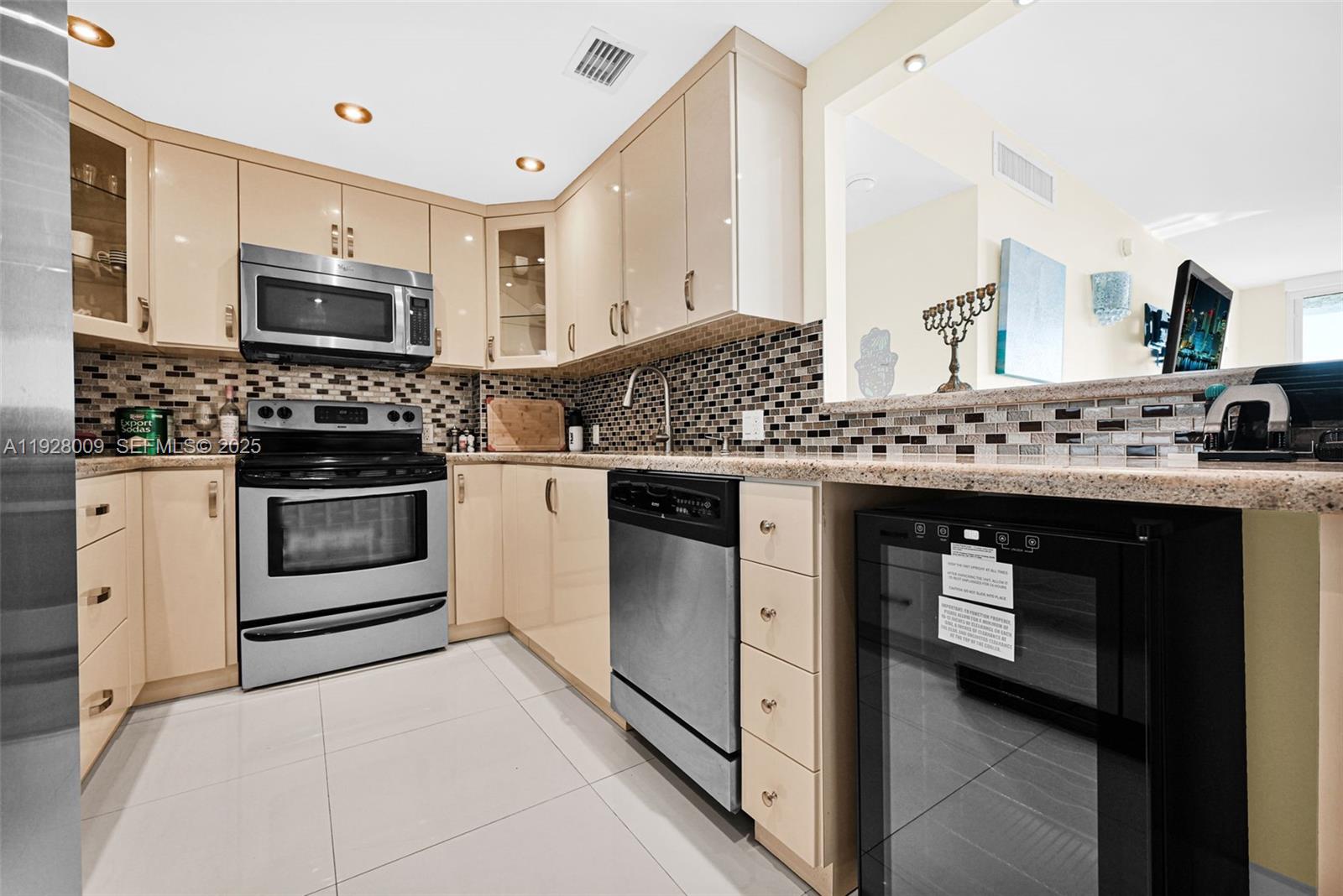 See details 606 2 / 2 1521 sq. ft. $ 2025-12-11 0 Photo