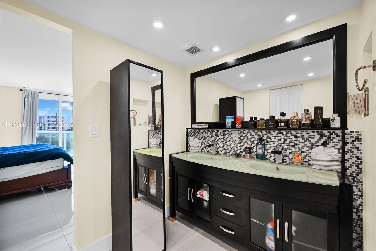 See details 606 2 / 2 1521 sq. ft. $ 2025-12-11 0 Photo