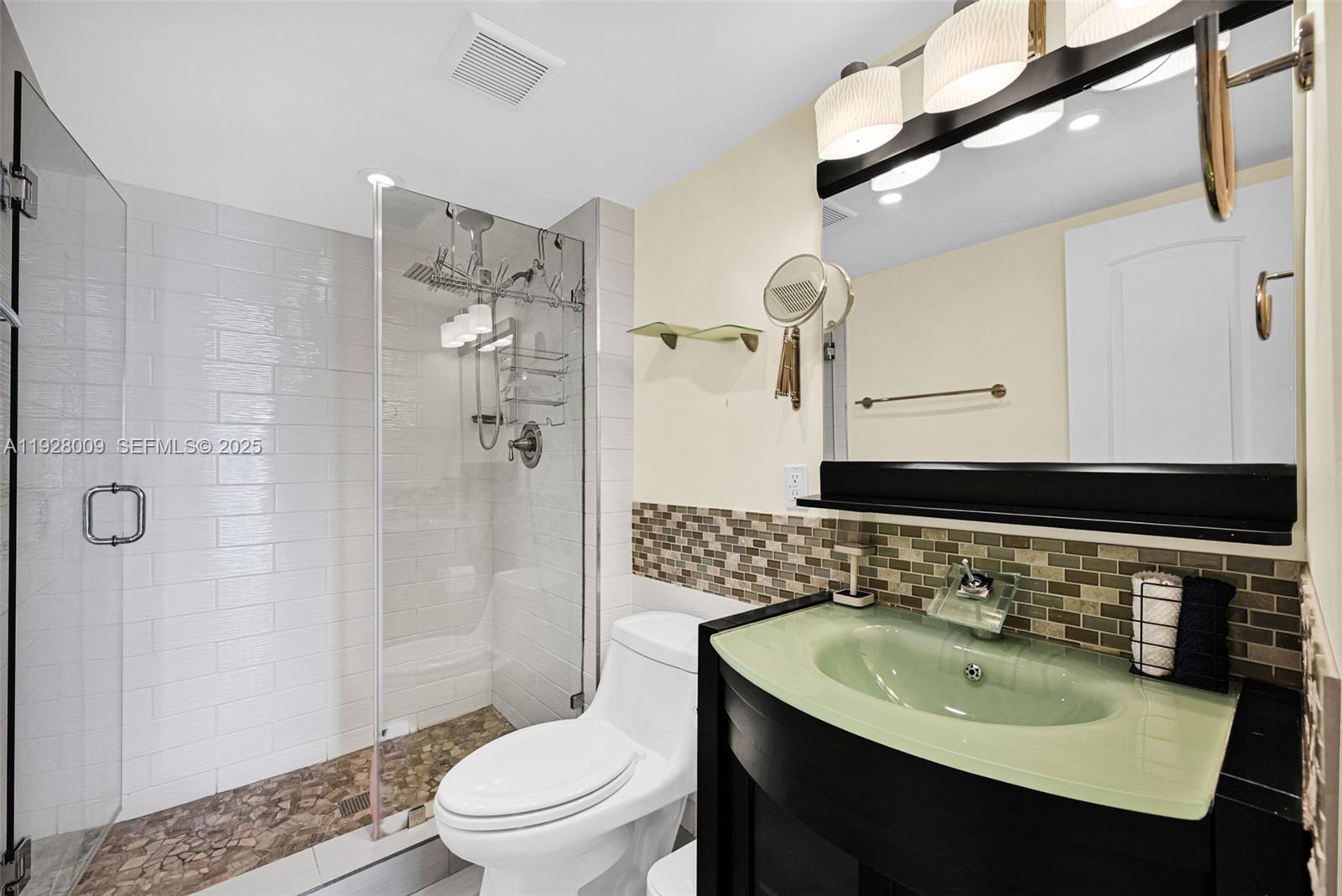 See details 606 2 / 2 1521 sq. ft. $ 2025-12-11 0 Photo