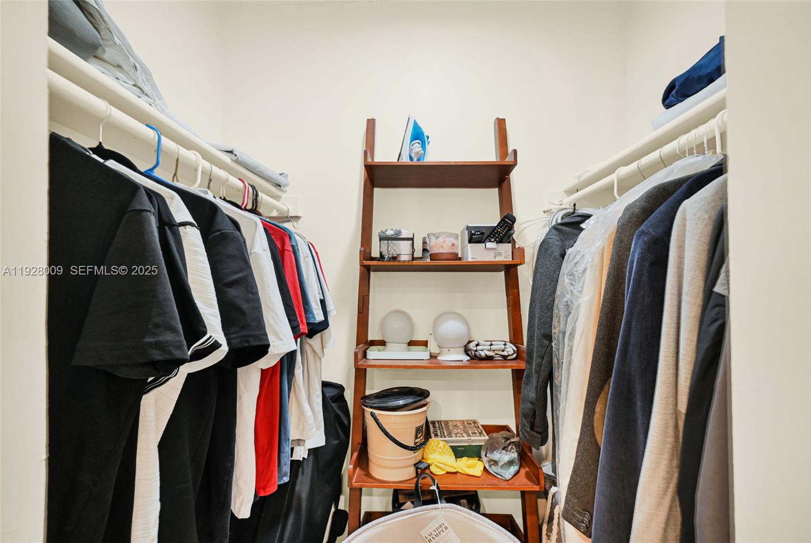 See details 606 2 / 2 1521 sq. ft. $ 2025-12-11 0 Photo