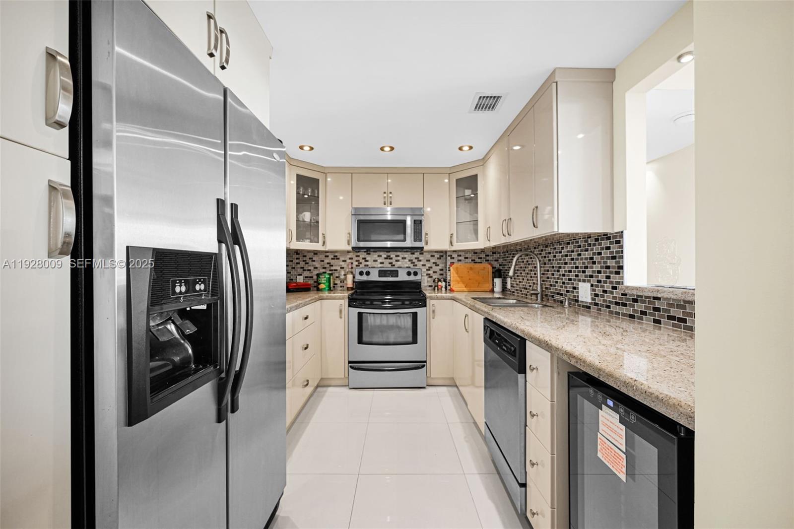 See details 606 2 / 2 1521 sq. ft. $ 2025-12-11 0 Photo