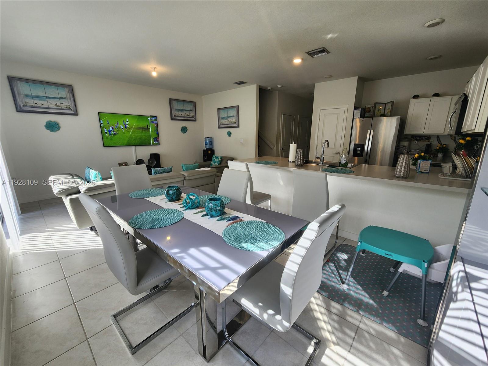 See details 916 3 / 3 1542 sq. ft. $ 2025-12-09 0 Photo