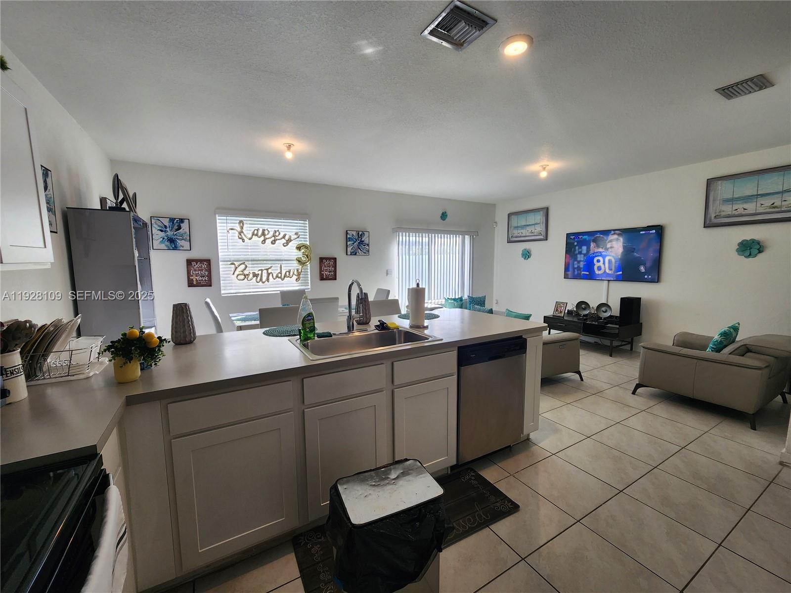 See details 916 3 / 3 1542 sq. ft. $ 2025-12-09 0 Photo