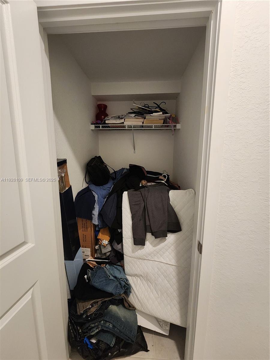 See details 916 3 / 3 1542 sq. ft. $ 2025-12-09 0 Photo