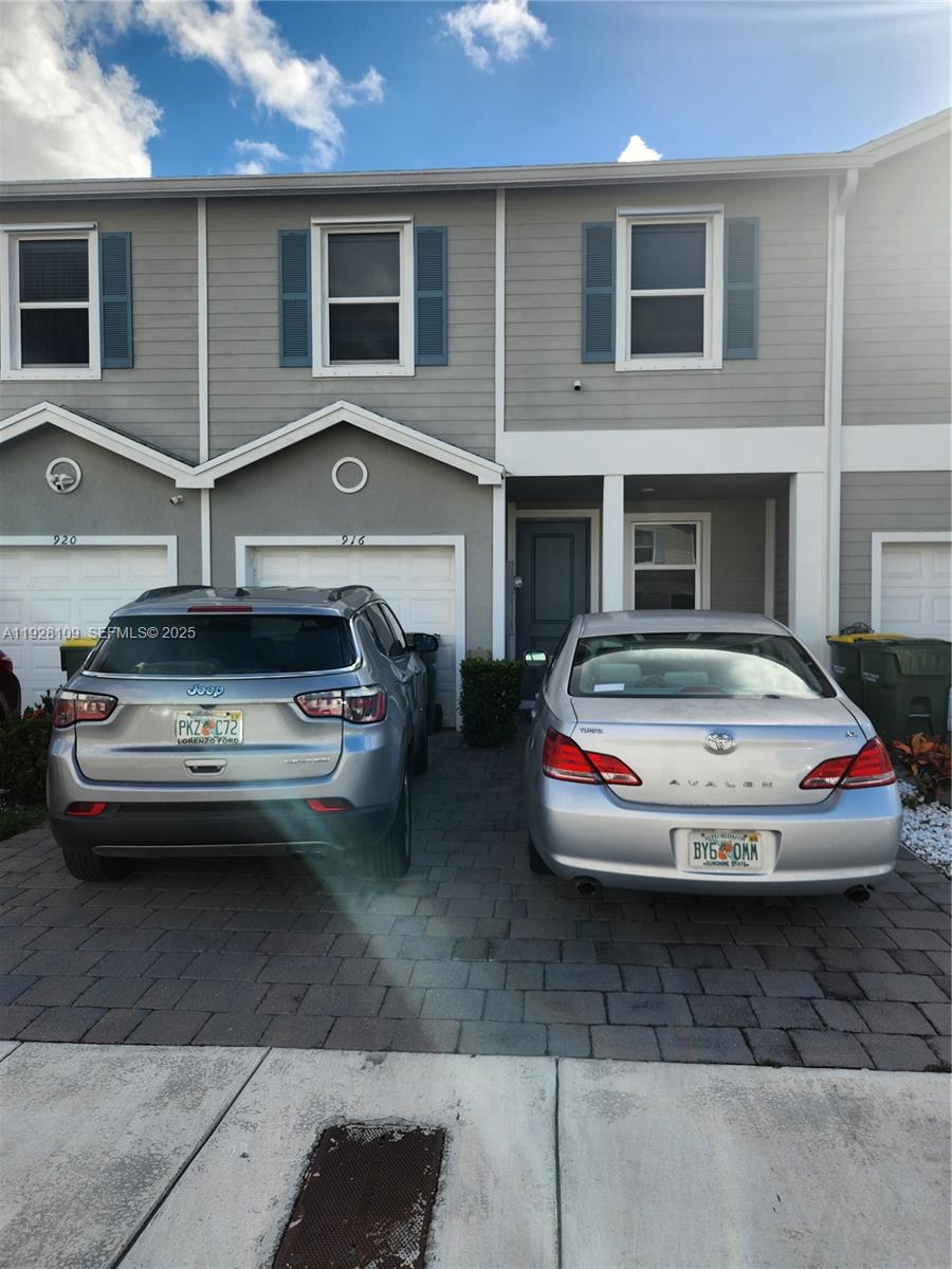 See details 916 3 / 3 1542 sq. ft. $ 2025-12-09 0 Photo