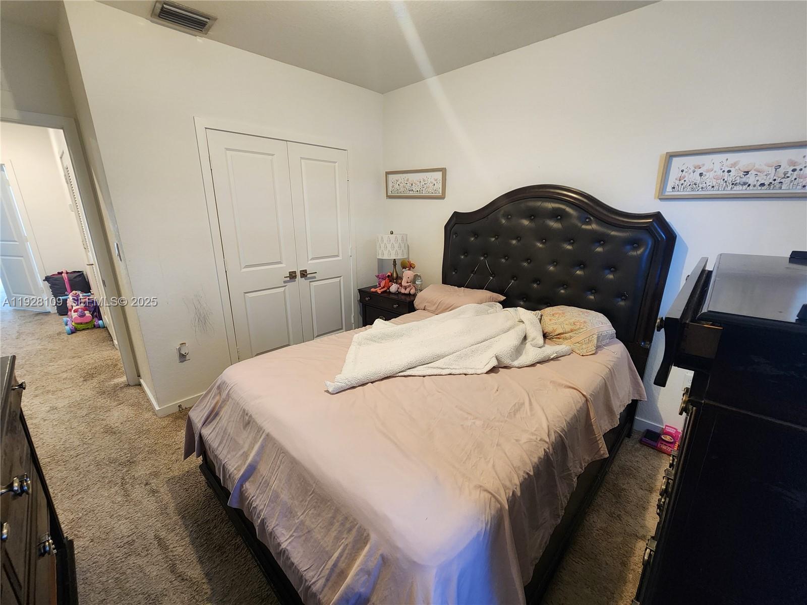 See details 916 3 / 3 1542 sq. ft. $ 2025-12-09 0 Photo