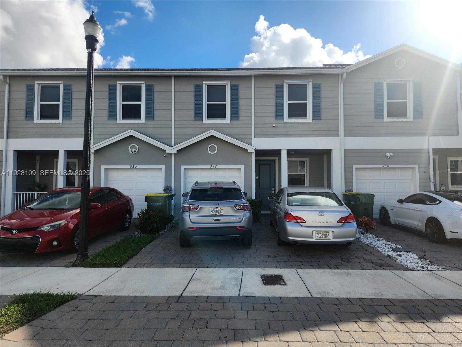 See details 916 3 / 3 1542 sq. ft. $ 2025-12-09 0 Photo