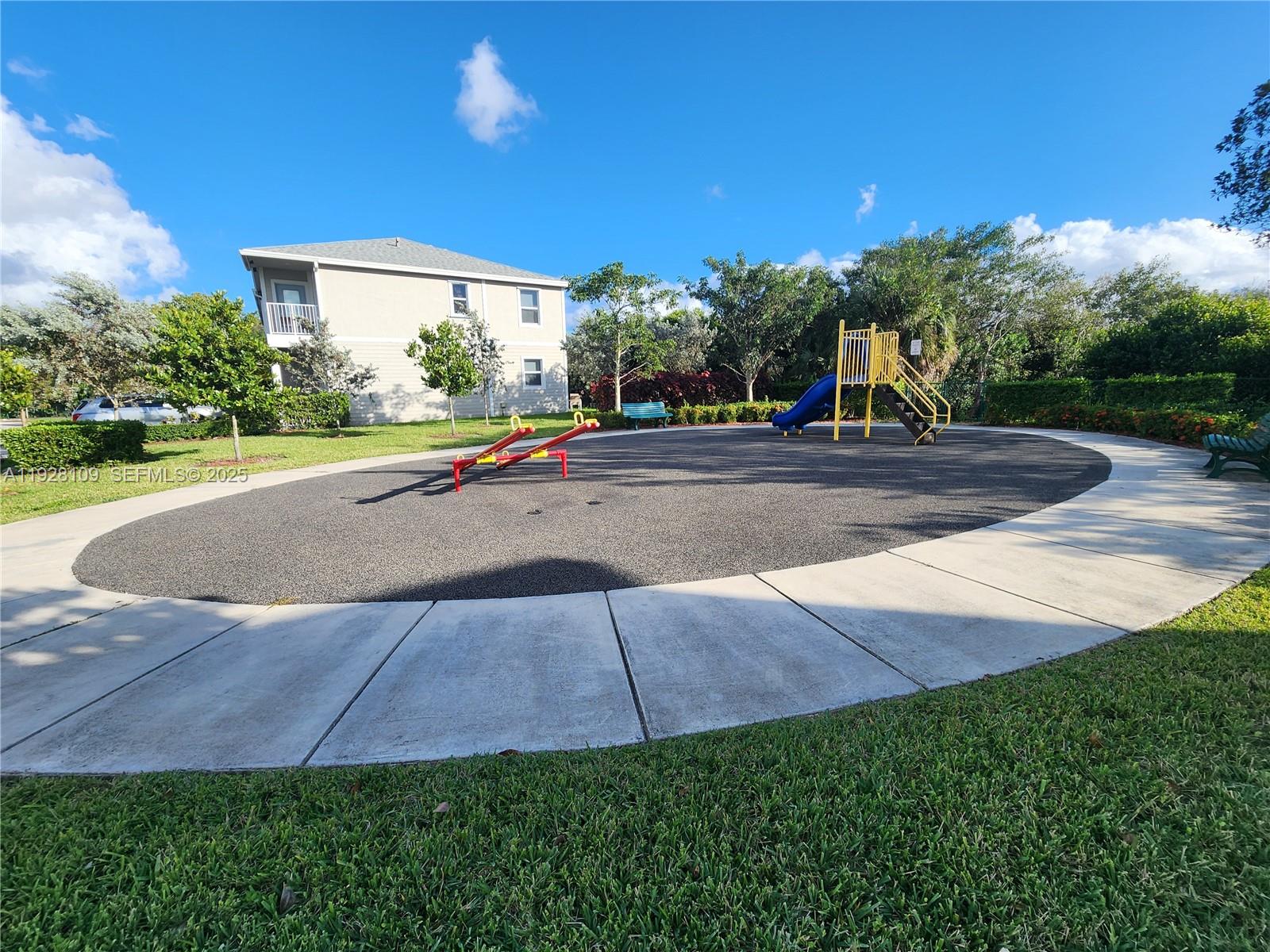 See details 916 3 / 3 1542 sq. ft. $ 2025-12-09 0 Photo