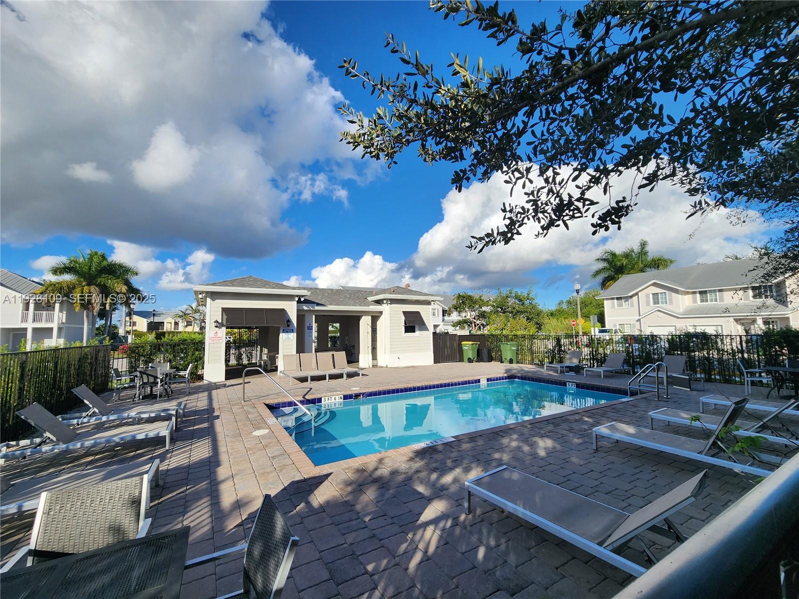 See details 916 3 / 3 1542 sq. ft. $ 2025-12-09 0 Photo