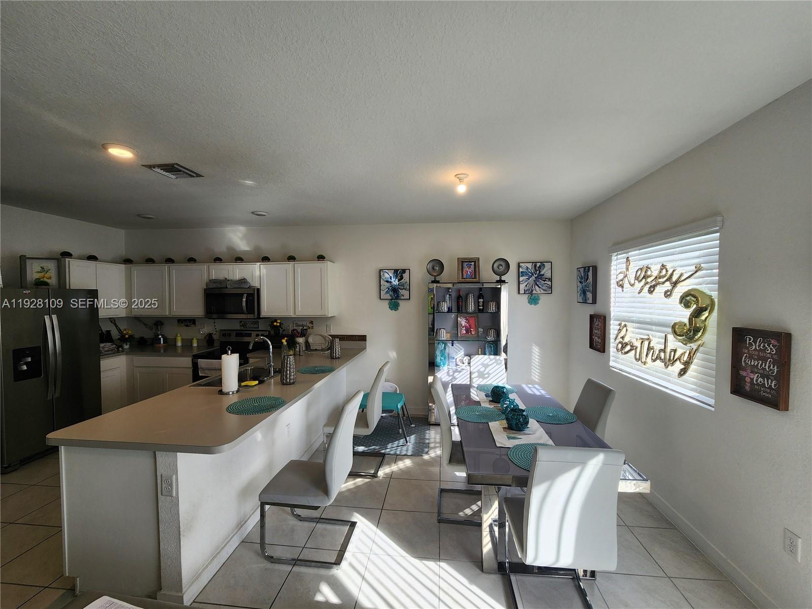 See details 916 3 / 3 1542 sq. ft. $ 2025-12-09 0 Photo