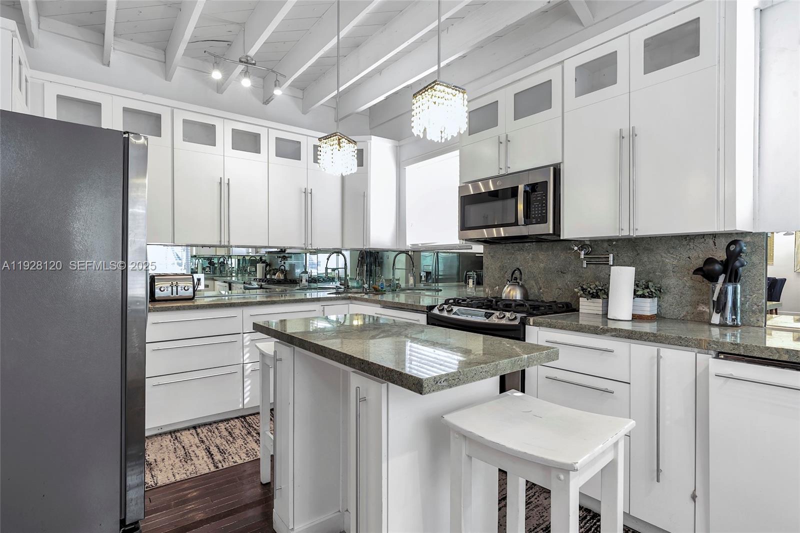 See details / 1760 sq. ft. $ 2025-12-09 0 Photo