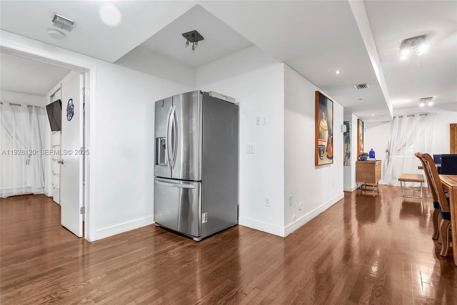 See details / 1760 sq. ft. $ 2025-12-09 0 Photo