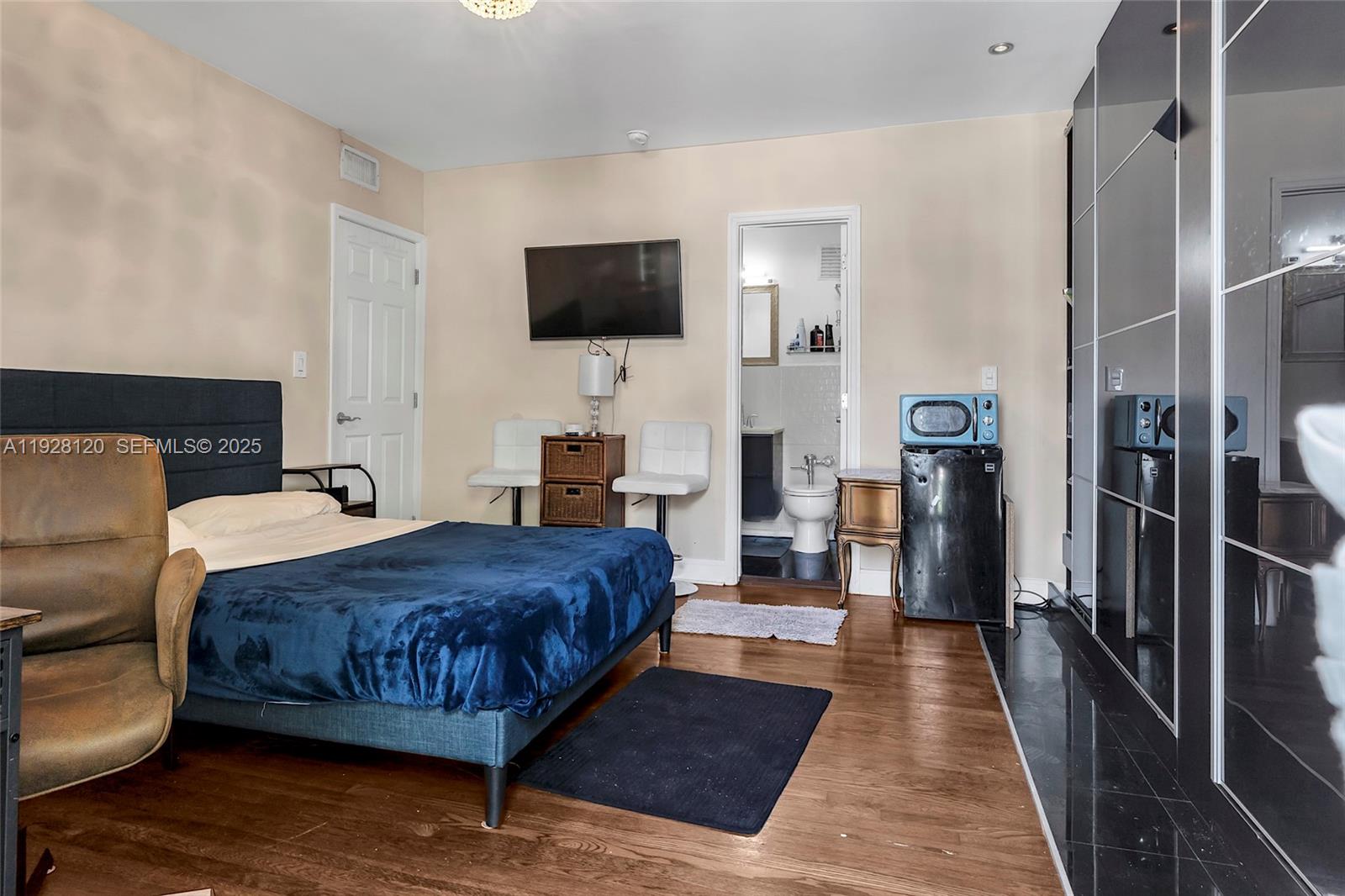 See details / 1760 sq. ft. $ 2025-12-09 0 Photo