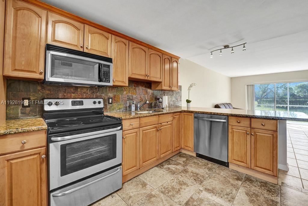 See details 112 1 / 2 775 sq. ft. $ 2025-12-11 0 Photo