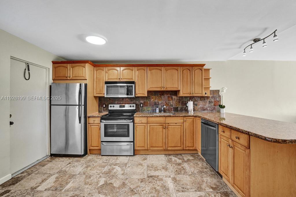 See details 112 1 / 2 775 sq. ft. $ 2025-12-11 0 Photo