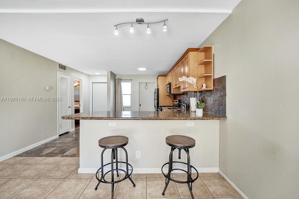 See details 112 1 / 2 775 sq. ft. $ 2025-12-11 0 Photo